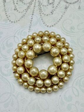 Vintage Creamy  Pearl Cluster Brooch #cz617
